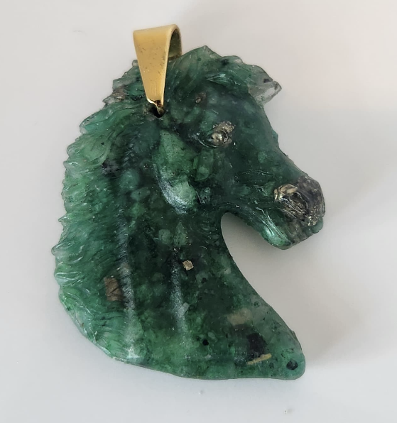 Dije Esmeralda Caballo Encapsulado en Recina